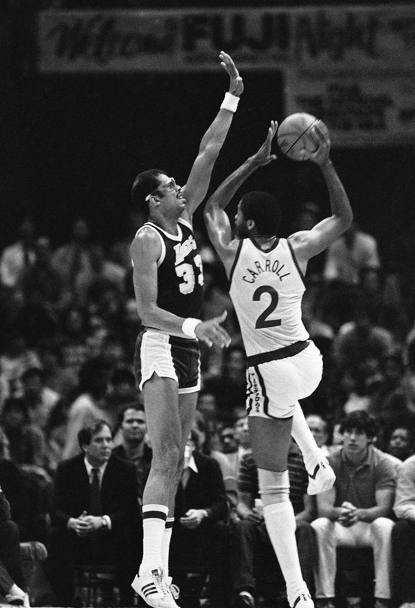 Joe Barry Carroll in attacco contr Kareem Abdul-Jabbar durante una partita del 1984 tra Golden State Warriors e Los Angeles Lakers (Ap)